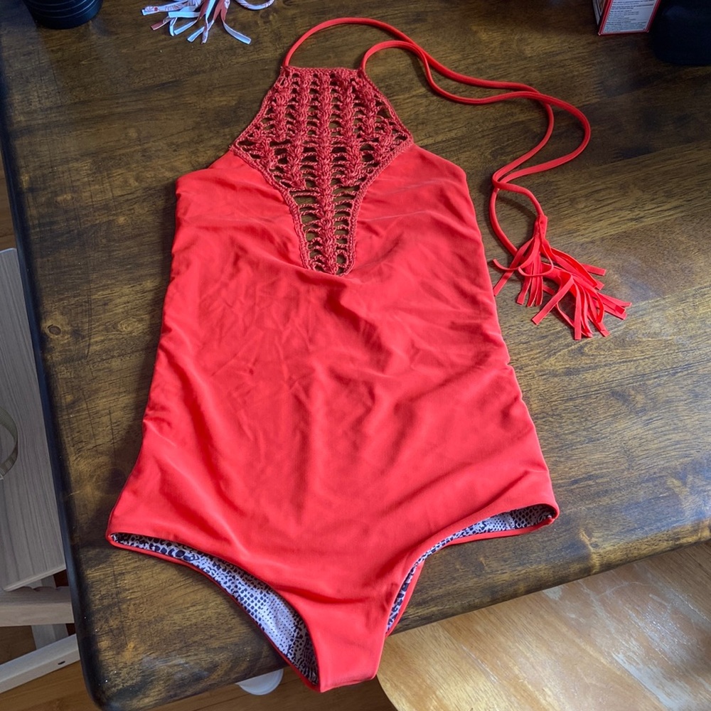 Acacia hibiscus one piece NWOT